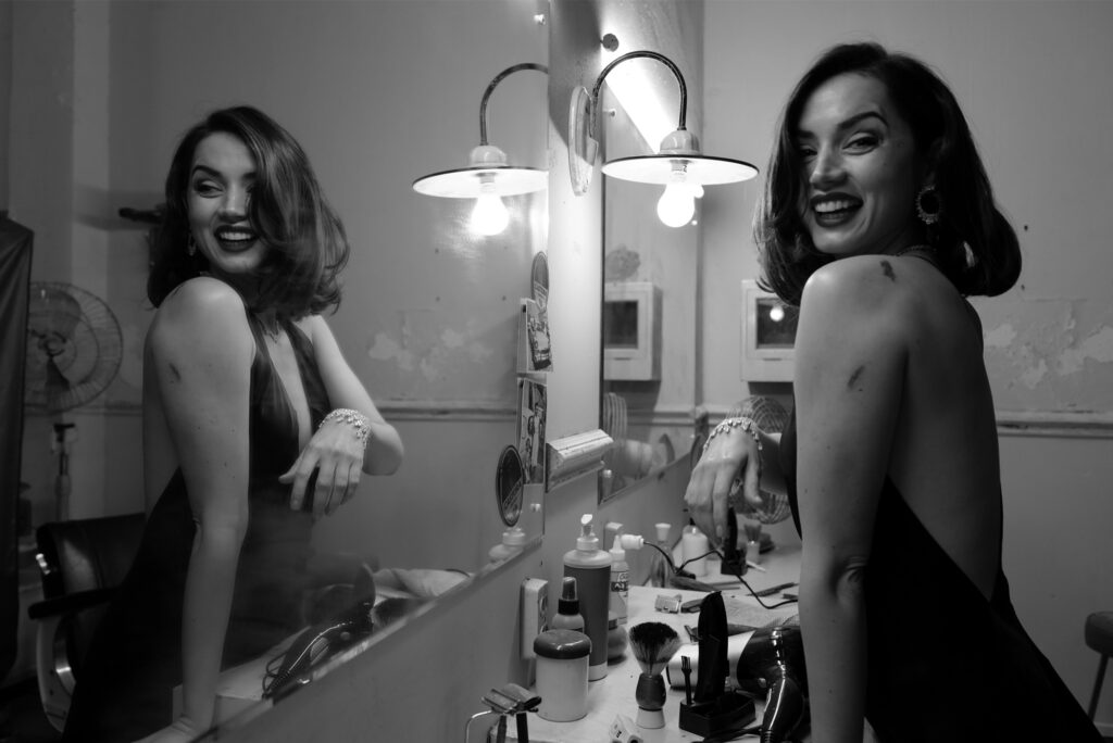 ana de armas, gwp, mirrors